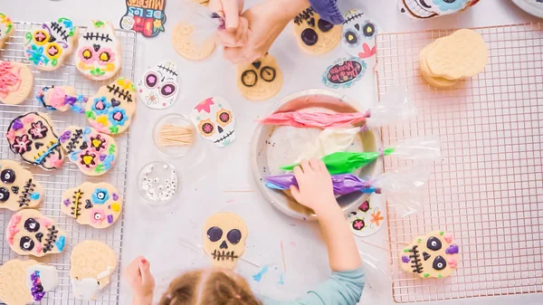 Anne Kızı Şeker Kafatası Kurabiye Dia Los Muertos Tatil Için — Stok fotoğraf