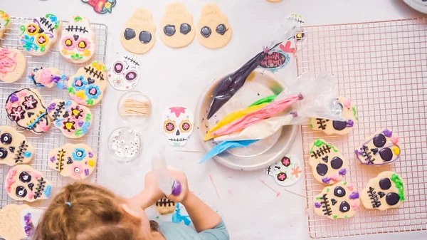 Küçük Kızın Dia Los Muertos Tatil Için Kraliyet Buzlanma Ile — Stok fotoğraf