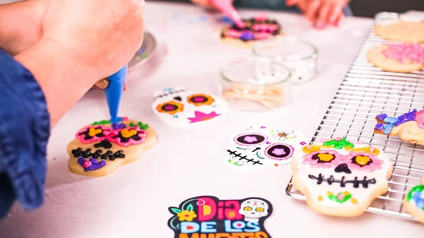 Bijgesneden Weergave Van Moeder Dochter Versieren Van Suiker Schedel Koekjes — Stockfoto