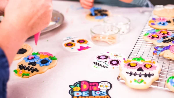 Bijgesneden Weergave Van Moeder Dochter Versieren Van Suiker Schedel Koekjes — Stockfoto