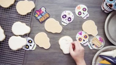 Adım adım. Düz yatıyordu. Bir şeker kafatası çerez beyaz royal Icing sel