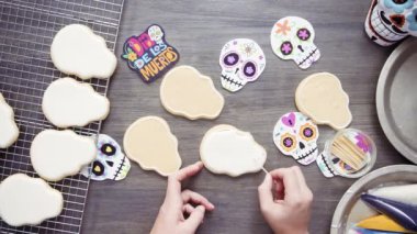 Adım adım. Düz yatıyordu. Bir şeker kafatası çerez beyaz royal Icing sel