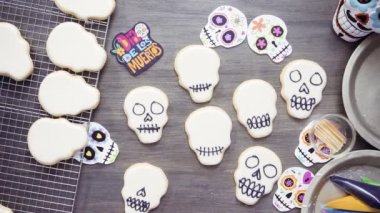 Adım adım. Düz yatıyordu. Farklı renk royal Icing ile şeker kafatası çerezleri dekorasyon
