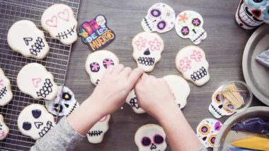 Adım adım. Düz yatıyordu. Farklı renk royal Icing ile şeker kafatası çerezleri dekorasyon