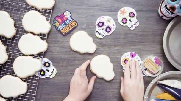 Lépésről Lépésre Lapos Feküdt Díszítő Cukor Koponya Cookie Különböző Színű — Stock videók