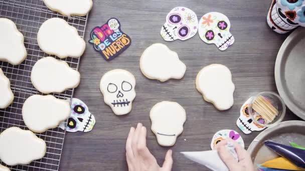 Paso Paso Acostado Decoración Galletas Cráneo Azúcar Con Hielo Real — Vídeo de stock