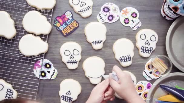 Steg För Steg Platt Låg Decorating Socker Skalle Cookies Med — Stockvideo