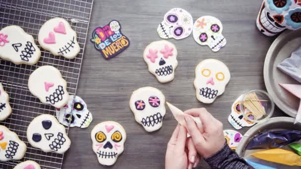 Steg För Steg Platt Låg Decorating Socker Skalle Cookies Med — Stockvideo