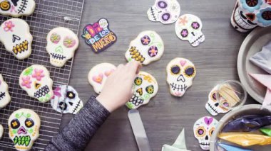 Adım adım. Düz yatıyordu. Farklı renk royal Icing ile şeker kafatası çerezleri dekorasyon