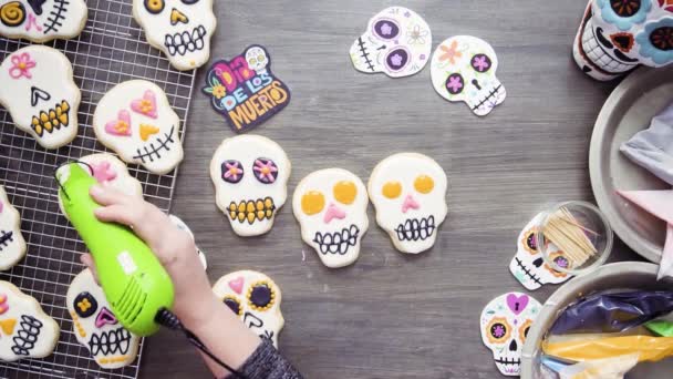 Paso Paso Acostado Decoración Galletas Cráneo Azúcar Con Hielo Real — Vídeo de stock