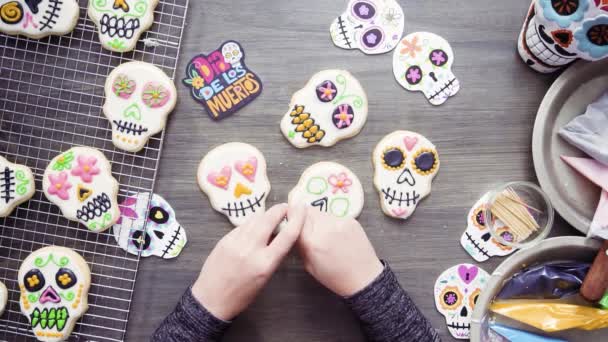 Paso Paso Acostado Decoración Galletas Cráneo Azúcar Con Hielo Real — Vídeo de stock