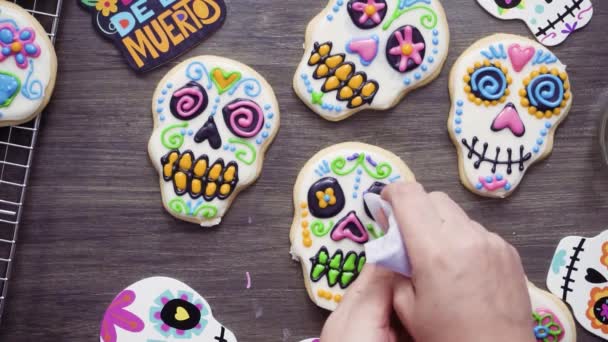 Paso Paso Acostado Decoración Galletas Cráneo Azúcar Con Hielo Real — Vídeo de stock