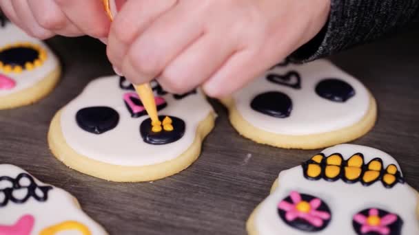 Lépésről Lépésre Díszítő Cukor Koponya Cookie Különböző Színű Királyi Jegesedés — Stock videók