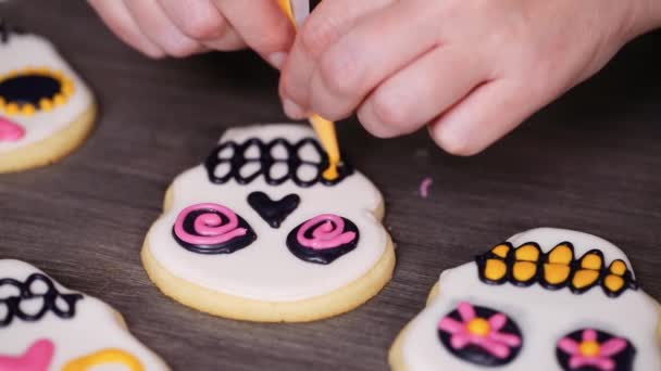 Steg För Steg Decorating Socker Skalle Cookies Med Annan Färg — Stockvideo