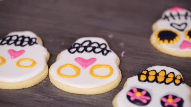 一歩一歩 色違い高貴なアイシングとシュガー スカル クッキーを飾る — ストック動画