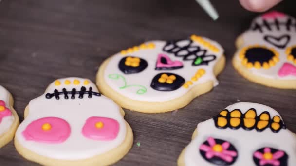 Steg För Steg Decorating Socker Skalle Cookies Med Annan Färg — Stockvideo