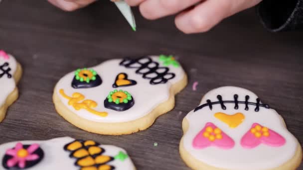 Lépésről Lépésre Díszítő Cukor Koponya Cookie Különböző Színű Királyi Jegesedés — Stock videók