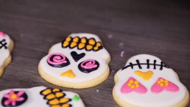 Lépésről Lépésre Díszítő Cukor Koponya Cookie Különböző Színű Királyi Jegesedés — Stock videók