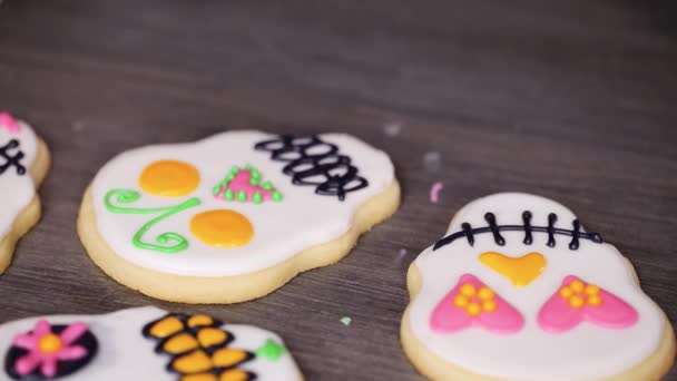 Lépésről Lépésre Díszítő Cukor Koponya Cookie Különböző Színű Királyi Jegesedés — Stock videók