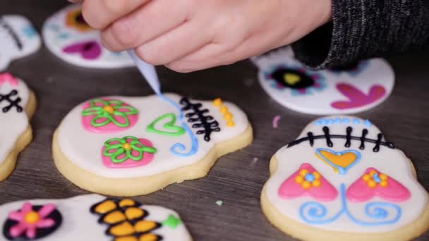 Adım Adım Farklı Renk Royal Icing Ile Şeker Kafatası Çerezleri — Stok video