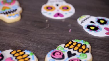 Adım adım. Farklı renk royal Icing ile şeker kafatası çerezleri dekorasyon