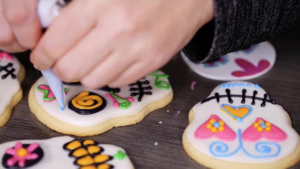 Stap Voor Stap Versieren Van Suiker Schedel Cookies Met Verschillende — Stockvideo