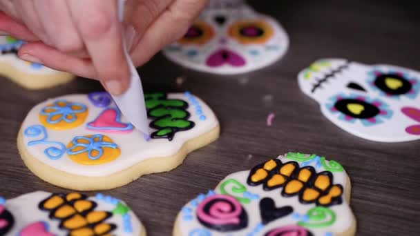 Stap Voor Stap Versieren Van Suiker Schedel Cookies Met Verschillende — Stockvideo