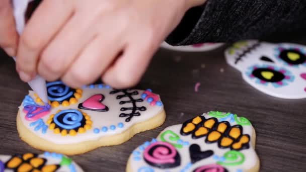 Lépésről Lépésre Díszítő Cukor Koponya Cookie Különböző Színű Királyi Jegesedés — Stock videók