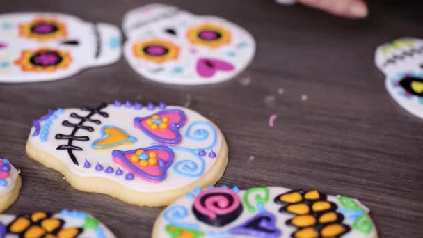 Stap Voor Stap Versieren Van Suiker Schedel Cookies Met Verschillende — Stockvideo