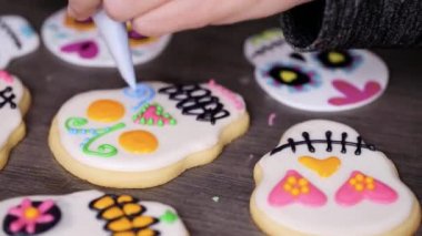 Zaman atlamalı. Adım adım. Farklı renk royal Icing ile şeker kafatası çerezleri dekorasyon.