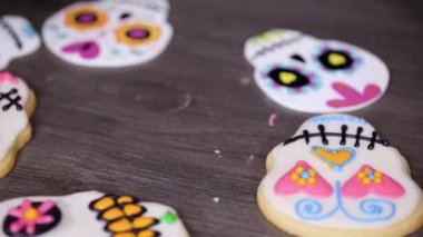 Zaman atlamalı. Adım adım. Farklı renk royal Icing ile şeker kafatası çerezleri dekorasyon.