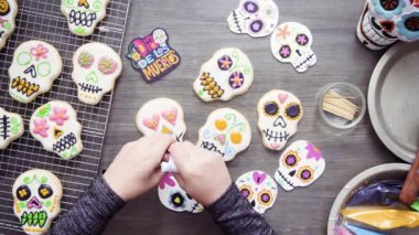 Adım adım. Düz yatıyordu. Farklı renk royal Icing ile şeker kafatası çerezleri dekorasyon