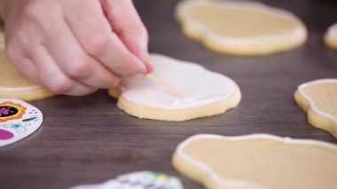 Adım adım. Bir şeker kafatası çerez beyaz royal Icing sel
