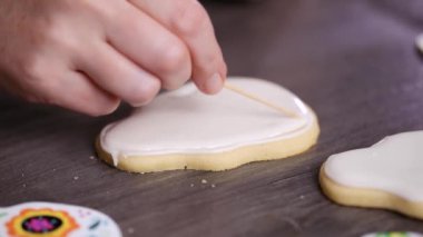 Adım adım. Bir şeker kafatası çerez beyaz royal Icing sel