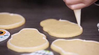 Zaman atlamalı. Adım adım. Bir şeker kafatası çerez beyaz royal Icing sel