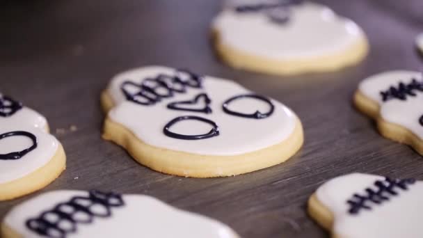 Desfasamento Temporal Passo Passo Decorar Biscoitos Crânio Açúcar Com Gelo — Vídeo de Stock