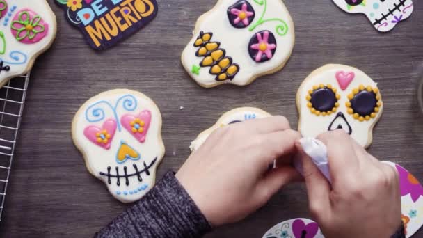 Lépésről Lépésre Lapos Feküdt Díszítő Cukor Koponya Cookie Különböző Színű — Stock videók