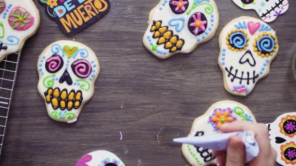Lépésről Lépésre Lapos Feküdt Díszítő Cukor Koponya Cookie Különböző Színű — Stock videók