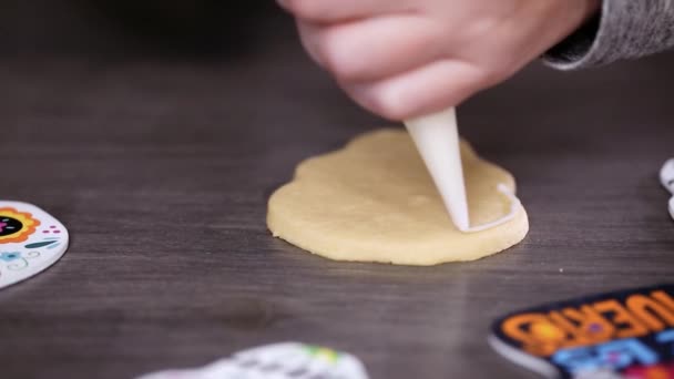 Paso Paso Creando Borde Para Inundar Galleta Del Cráneo Azúcar — Vídeo de stock