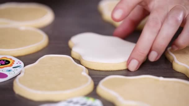Lépésről Lépésre Áradás Cukor Koponya Cookie Fehér Királyi Jegesedés — Stock videók