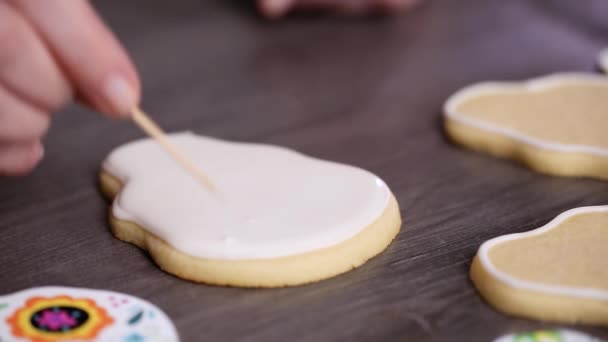Lépésről Lépésre Áradás Cukor Koponya Cookie Fehér Királyi Jegesedés — Stock videók
