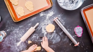 Düz yatıyordu. Küçük kız şeker kafatası kurabiye Dia de los Muertos tatil için.