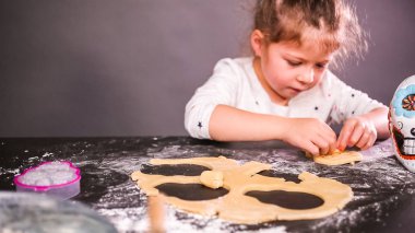 Küçük kız şeker kafatası kurabiye Dia de los Muertos tatil için.