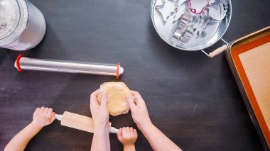 Düz yatıyordu. Anne ve kızı şeker kafatası kurabiye Dia de los Muertos tatil için.