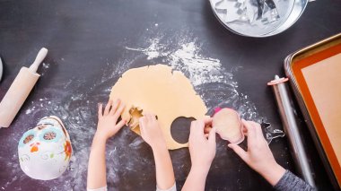 Düz yatıyordu. Anne ve kızı şeker kafatası kurabiye Dia de los Muertos tatil için.