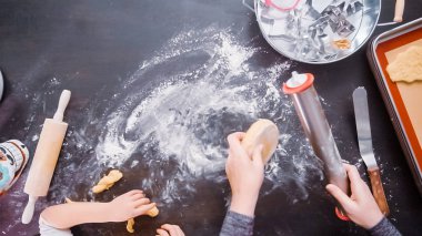 Düz yatıyordu. Anne ve kızı şeker kafatası kurabiye Dia de los Muertos tatil için.