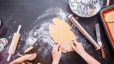 Düz yatıyordu. Anne ve kızı şeker kafatası kurabiye Dia de los Muertos tatil için.