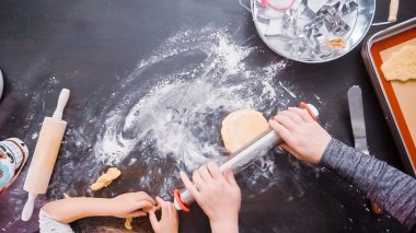 Düz yatıyordu. Anne ve kızı şeker kafatası kurabiye Dia de los Muertos tatil için.