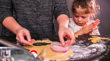 Anne ve kızı şeker kafatası kurabiye Dia de los Muertos tatil için.