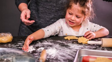 Anne ve kızı şeker kafatası kurabiye Dia de los Muertos tatil için.